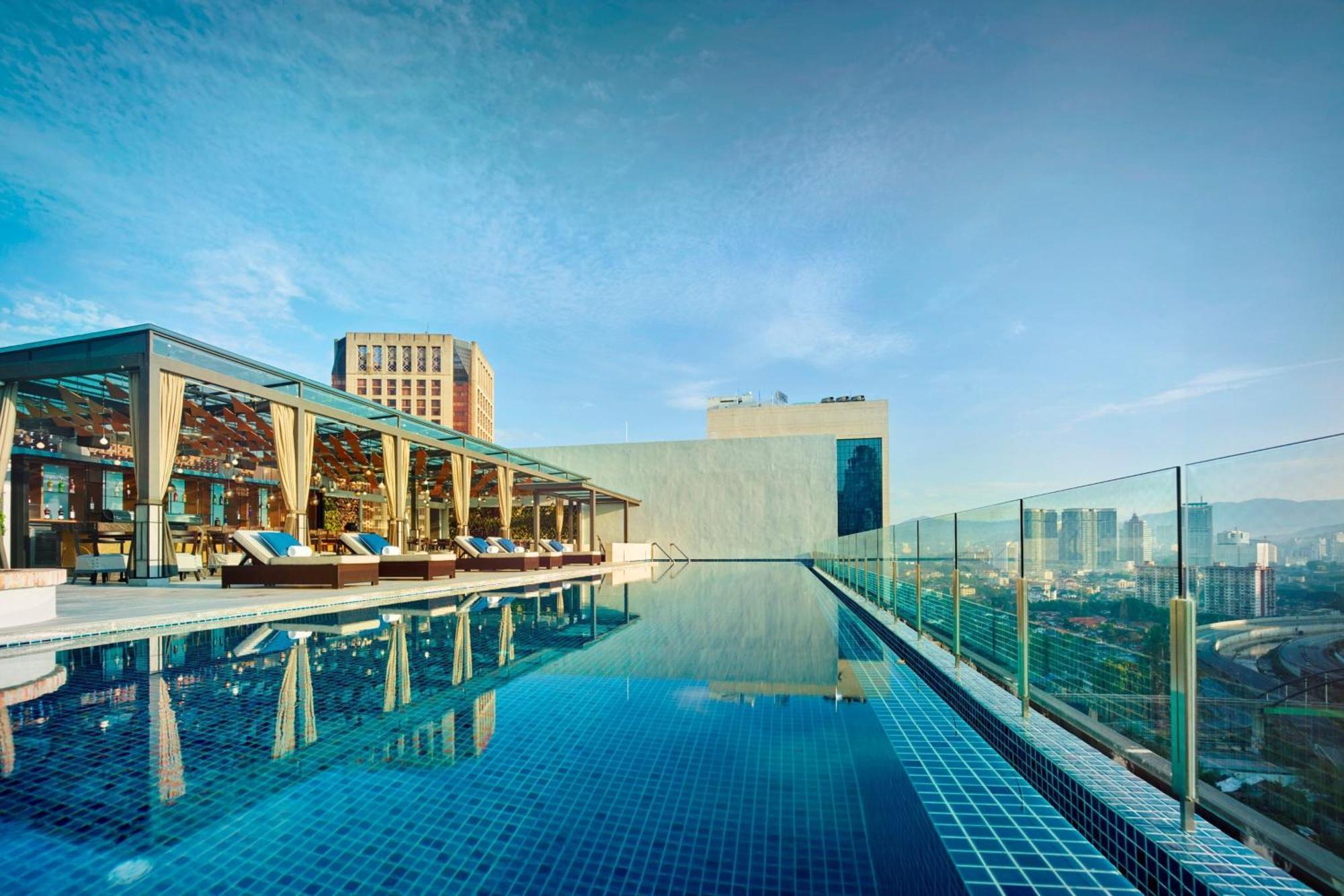 Hotel Stripes Kuala Lumpur, Autograph Collection Екстер'єр фото The swimming pool at the hotel