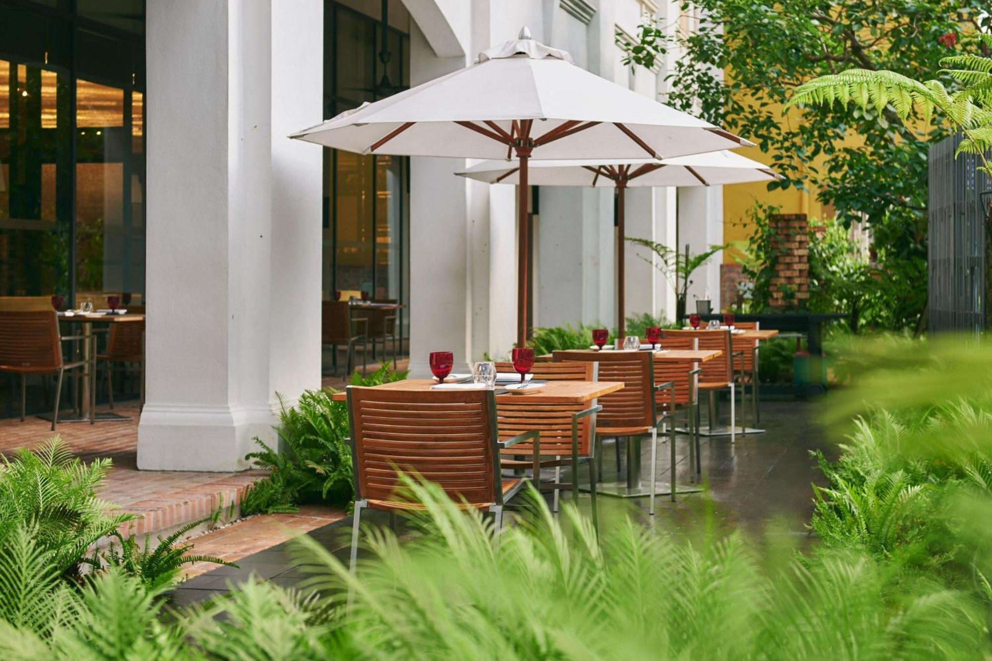 Hotel Stripes Kuala Lumpur, Autograph Collection Екстер'єр фото The Garden Grille