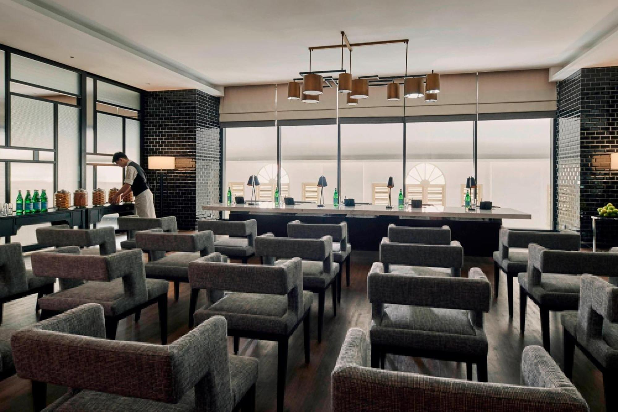 Hotel Stripes Kuala Lumpur, Autograph Collection Екстер'єр фото The lounge at the airport